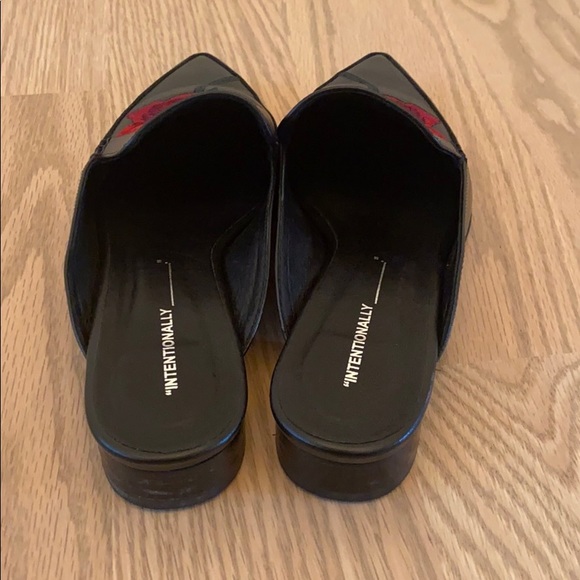 Intentionally black mule with rose detail - Picture 3 of 4